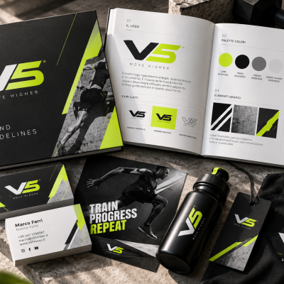 Brand Guidelines V5 con logo, palette, tipografia, elementi grafici e applicazioni coordinate